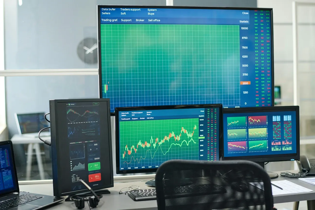 Smart plug energy monitoring display showing real-time power consumption data for connected appliances