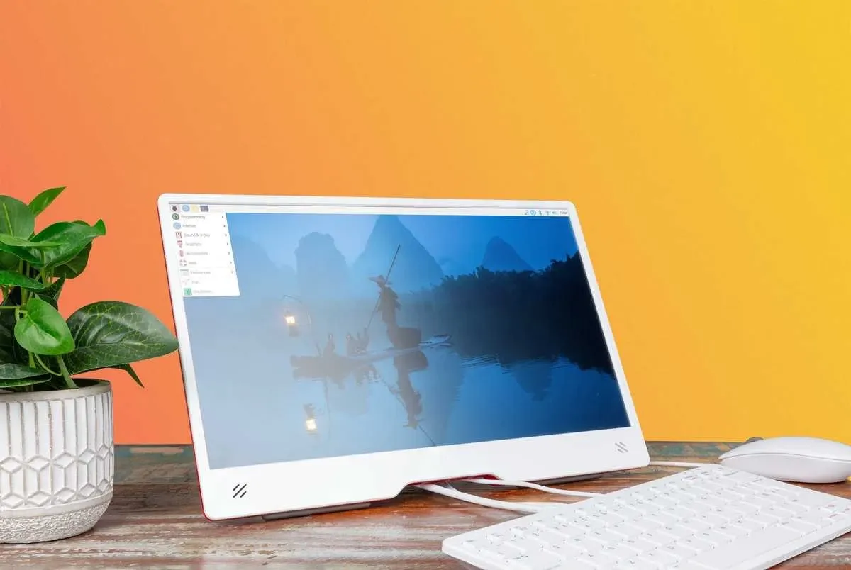 Dual 4K monitor setup powered by Raspberry Pi 500