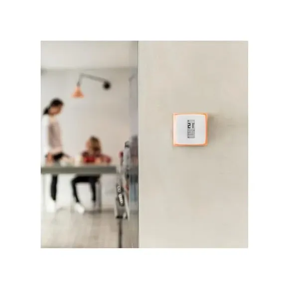 Netatmo Thermostat Original mounted on wall with visible relay unit below