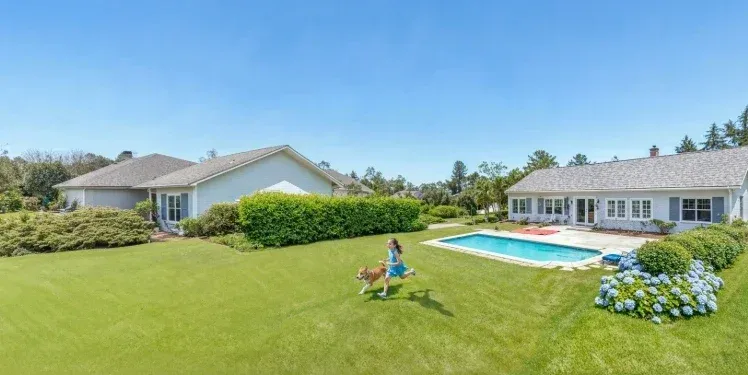 Reolink app showing TrackFlex Floodlight live view with pan tilt and zone controls