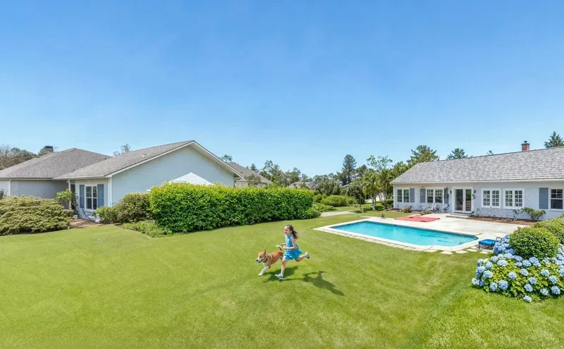 Reolink TrackFlex Floodlight WiFi night vision test showing color detail under LED light