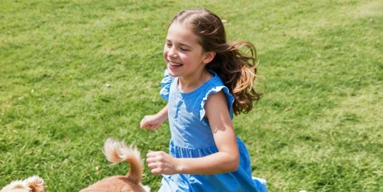 Reolink TrackFlex auto tracking person detection demo in outdoor driveway at night