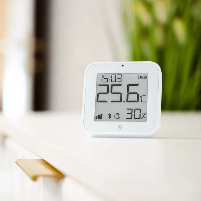 Shelly BLU H&T Display ZB mounted on kitchen wall showing temperature and humidity